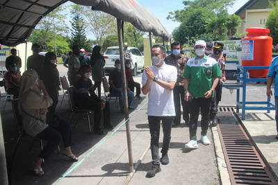 MENYAPA: Wali Kota Palangka Raya Fairid Naparin (baju putih) saat menyapa calon penerima vaksin pada kegiatan gebyar vaksinasi massal di GPU Palampang Tarung, Minggu (23/5/2021).FOTO:PATHUR / KALTENG POS