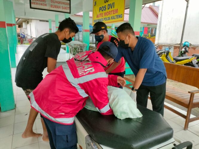 MENINGGAL: Petugas Damkar Kobar mengangkat jenazah Bocah 9 tahun yang meninggal akibat masuk kedalaman selokan, Selasa (25/5/2021).DAMKAR KOBAR