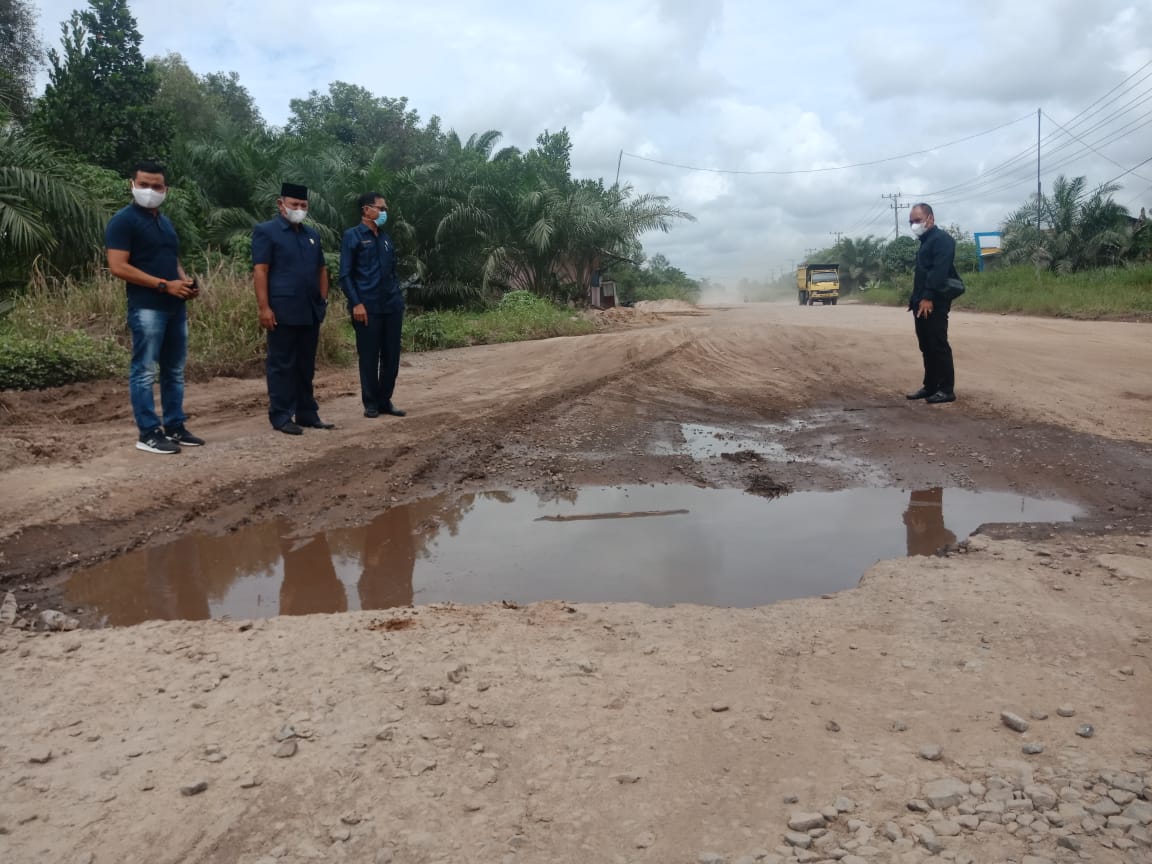 SIDAK: Wakil Ketua DPRD Kabupaten Kotim H.Rudianur beserta Sekretaris Komisi IV DPRD Nadie Enggon dan anggota Komisi IV Bima Santoso saat meninjau kondisi ruas jalan lingkar selatan yang kembali rusak parah, Kamis (27/5/2021).BAHRI/KALTENGPOS