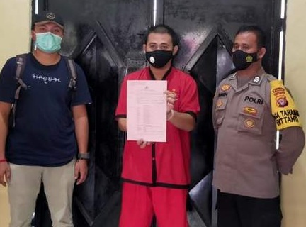 Direktur PT Adhi Graha Properti Mandiri Arie Respati (tengah)