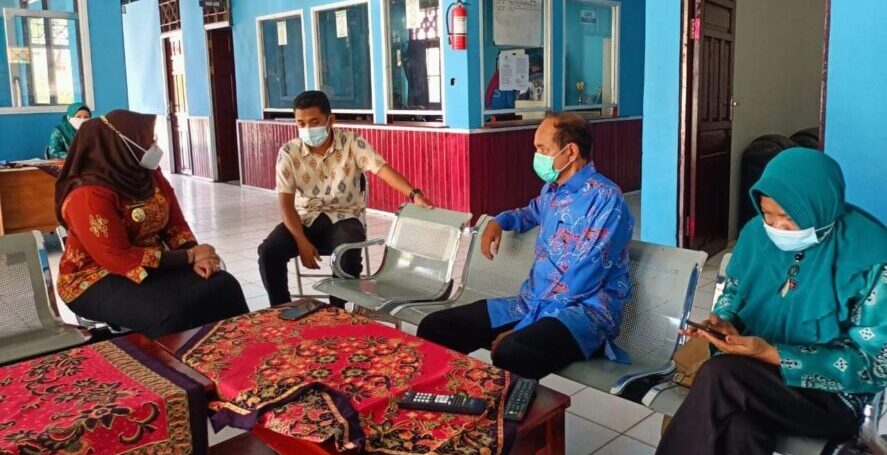 KUNJUNGAN: Wabup Kotim, Irawati saat melakukan kunjungan kerja ke Kantor Kecamatan Cempaga, belum lama ini.FOTO:AJUDAN