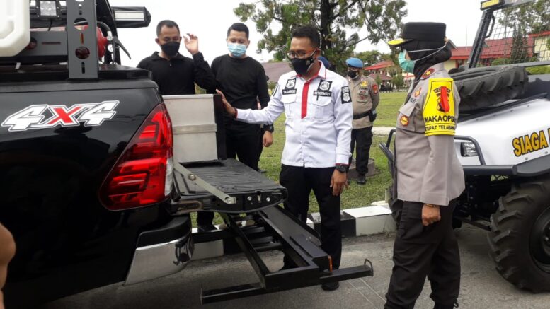 SARANA PRASARANA: Wakapolda Brigjen Pol Ida Oetari Poenamasasi, S.AP., M.A mengecek kesiapan personel Tim Siaga Karhutla beserta sarana pendukungnya, Jumat pagi (7/5).HUMAS POLDA