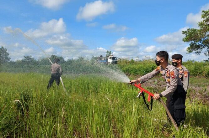 LATIHAN: Selama tiga hari Polda Kalteng menggelar latihan simulasi penanggulangan Karhutla di Kota Palangka Raya dan Kabupaten Pulpis, Selasa (18/5/2021).FOTO:HUMAS POLDA