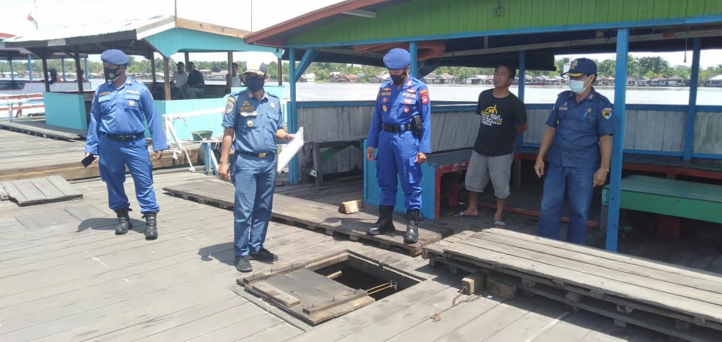 PEMERIKSAAN: Dishub Kapuas bersama Satpolair Kapuas melakukan sosialisasi dan pemeriksaan kapal feri penyeberangan jelang Hari Raya Idulfitri 2021 di Mandomai Kecamatan Kapuas Barat, belum lama ini.