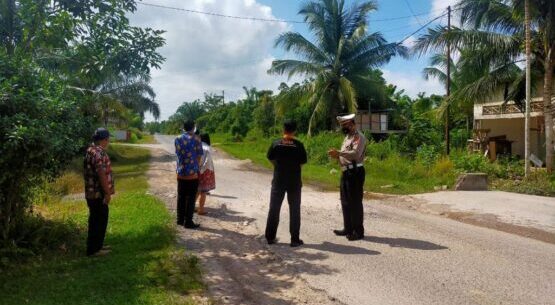 PENGECEKAN: Sat Lantas Polres Lamandau bersama sama Dinas PUPR dan Dishub Lamandau melakukan pendataan jalan rusak, Kamis (27/5/2021).FOTO:HUMAS POLDA