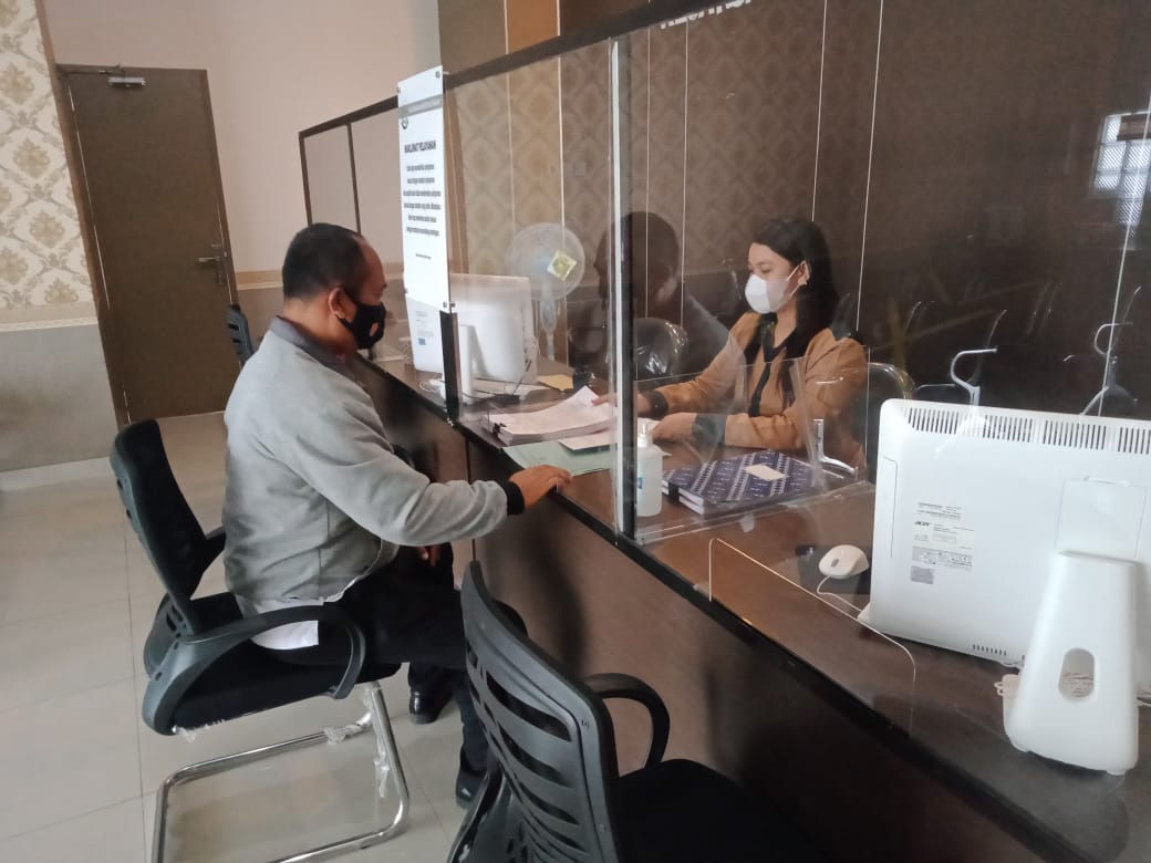 PELIMPAHAN : Penyidik Satreskrim Polres Katingan saat melimpahkan kasus KDRT ke Kejaksaan Negeri Katingan, Kamis (20/5).FOTO SATRESKRIM POLRES KATINGAN