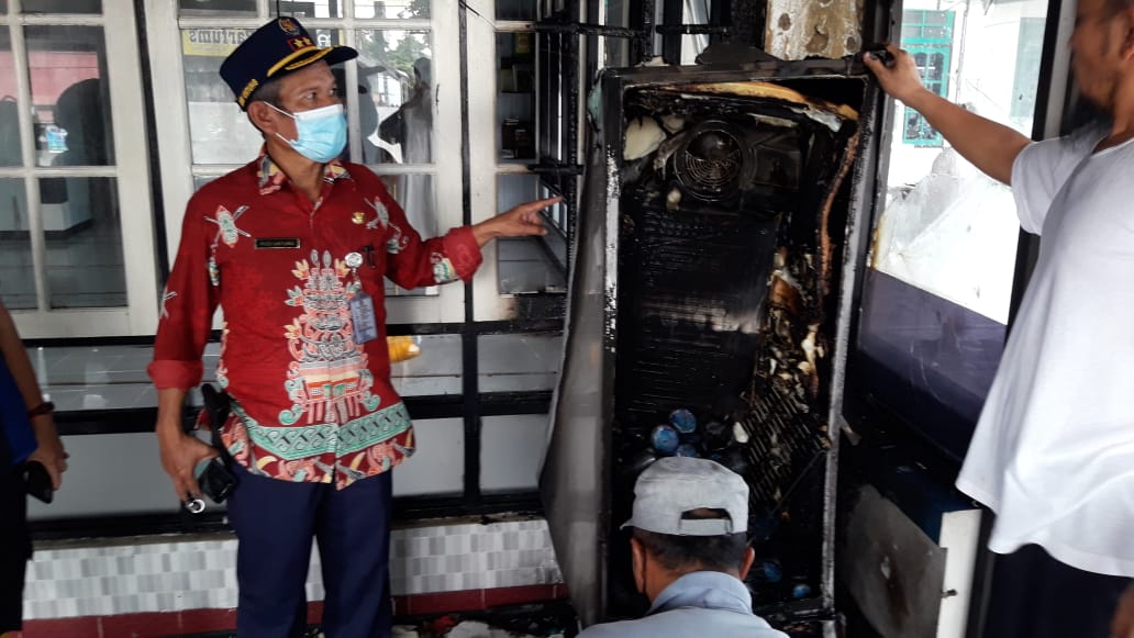 Petugas Damkar Kota Palangka Raya saat berada di lokasi kebakaran, Jumat siang (21/5/2021). FOTO: IST