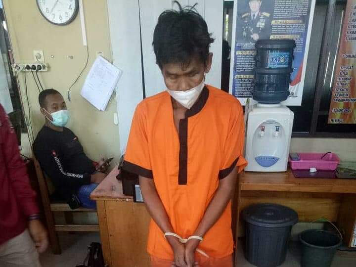 PASRAH: Bandar sabu dan Pil Setan saat diamankan di Mapolres Barsel. FOTO POLRES BARAEL.