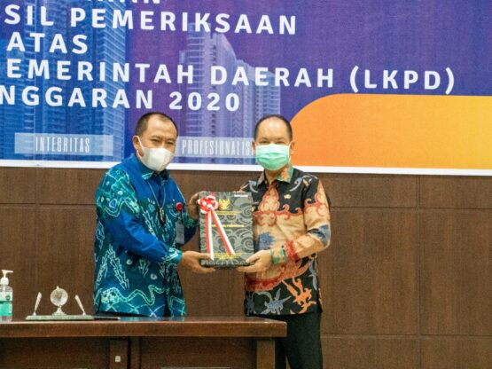 TERIMA : Bupati Kapuas Ben Brahim S Bahat saat menerima opini Wajar Tanpa Pengecualian (WTP) yang diserahkan BPK RI Perwakilan Provinsi Kalimantan Tengah, di Palangka Raya, Jumat (28/5/2021).