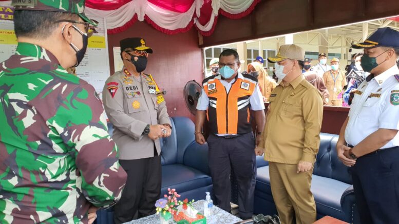 PENGECEKAN: Kapolda Kateng Irjen Pol Dr Dedi Prasetyo, M.Hum., M.Si., M.M mengecek pos penyekatan di Kabupaten Kotim, kemarin.FOTO:HUMAS POLDA