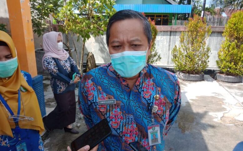 DIWAWANCARAI: Plt Kepala Dinas Kesehatan Kotim Umar Kaderi saat diwawancarai awak media beberapa hari lalu.FOTO:BAHRI