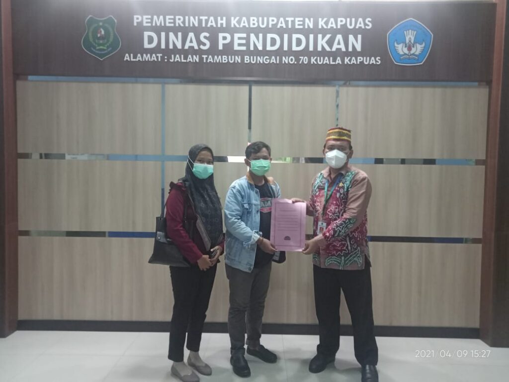 KUOTA INTERNET: Kadisdik Kapuas Dr H Suwarno Muriyat menerima kunjungan perwakilan Management MMS Regional Telkomsel Kalimantan Muhammad Ramli dan staf untuk mengkoordinasikan pemanfaatan Kuota Belajar Kemendikbud di Disdik Kapuas, Jum’at (30/4).