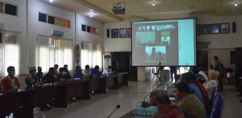 RAKOR: Pemda Kapuas kembali menggelar Rakor terkait penanganan pandemi Covid-19 di wilayahnya di Aula Kantor Bappeda Kapuas, Kamis (29/4/2021). FOTO:HUMAS