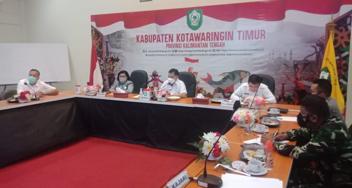 RAPAT: Bupati Kabupaten Kotim H Halikinnor mengikuti rapat evaluasi penanganan Covid-19 dan Vaksinasi bersama Forkopinda di Diskominfo Kabupaten Kotim, Rabu (19/5/2021).FOTO:BAHRI/KALTENGPOS