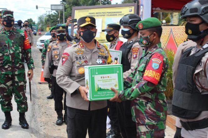 PENGECEKAN: Kapolda Kalteng Irjen Pol Dr Dedi Prasetyo, M.Hum., M,Si., M.M menyerahkan bingkisan lebaran kepada petugas Posko Penyekatan Mudik Lebaran dan Pos Pengamanan Operasi Ketupat Telabang 2021 di Kobar, Minggu siang (9/5).HUMAS POLDA