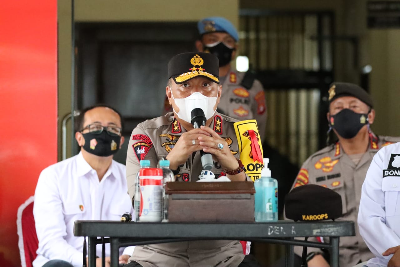 Kapolda Kalteng Irjen Pol. Dr. Dedi Orasetyo, M.Hum., M.Si., M.M memantau langsung latihan karhutla.