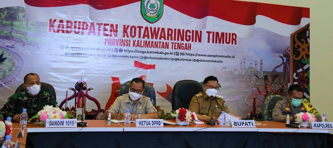 PIMPIN RAPAT: Bupati Kabupaten Kotim H Halikinnor saat memimpin rapat terkait peningkatan kasus Covid-19, belum lama ini.BAHRI/KALTENGPOS