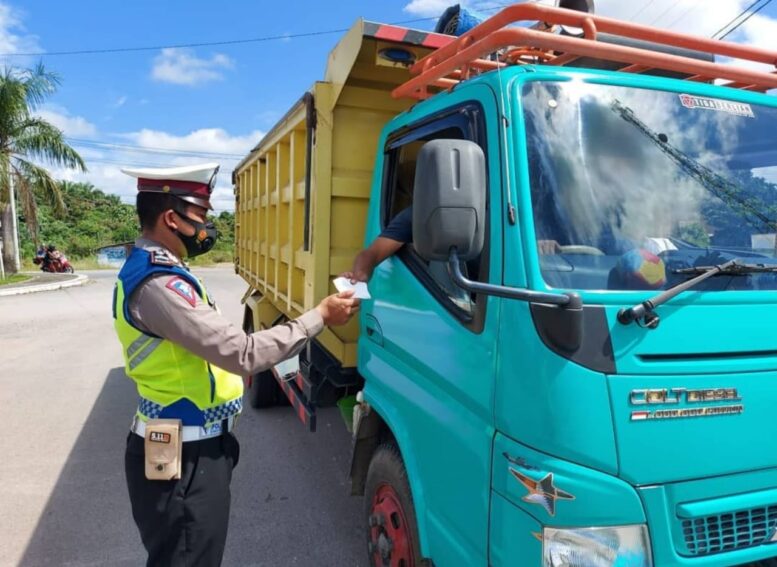 MASKER GRATIS: Polres Lamandau, Polda Kalteng melaksanakan pembagian masker kepada masyarakat Kabupaten Lamandau, Sabtu (1/5/2021).FOTO:HUMAS POLDA