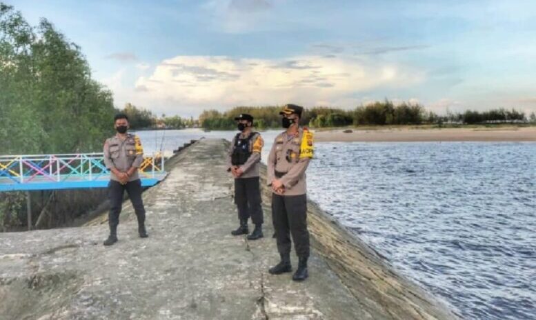 SIDAK: Kapolres Seruyan AKBP Bayu Wicaksono, S.H., S.I.K., M.Si didampingi Bhabinkamtibmas Sungai Bakau melakukan Sidak mengecek sejumlah Objek Wisata Sungai bakau di Kecamatan Seruyan Hilir Timur, Sabtu (15/5).FOTO:HUMAS POLDA