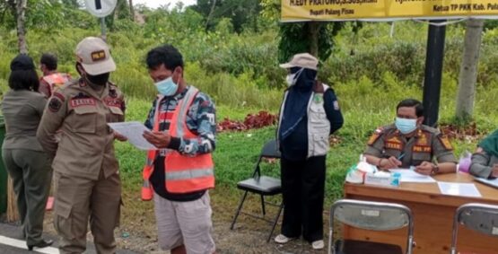 PERNYATAAN: Pelanggar prokes yang terjaring operasi yustisi mendapatkan tindakan sanksi dari Satgas Percepatan Penanganan Pandemi Covid 19 kabupaten Pulang Pisau.FOTO:GITO