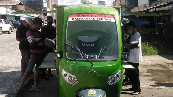 ANTUSIAS: Sejumlah warga terlihat antusias dengan adanya perpustakaan keliling Koramil 1015-06/Mentaya Hilir, Sabtu (22/5).FOTO:PENREM 102/Pjg