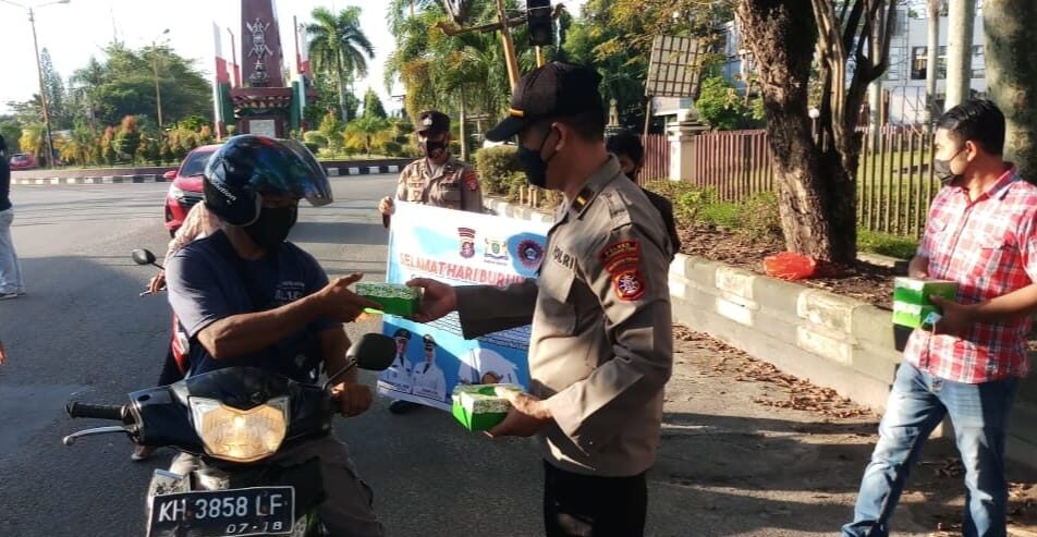 HARI BURUH: Polres Kotim Bersama DPC KSPSI Kabupaten Kotim membagikan takjil berbuka puasa.FOTO:HUMAS POLDA
