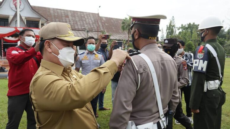 PENYEMATAN: Bupati Kabupaten Kotim H Halikinnor menyamatkan tanda petugas pada Apel Gelar Pasukan Ops Ketupat Telabang tahun 2021 di halaman Kantor Bupati, Rabu (5/5/2021).FOTO:PEMKAB