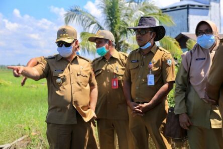 SOLUSI: Bupati Kabupaten Kotim H Halikinnor saat melihat langsung saluran air di Desa Lampuyang, Senin (24/5/2021).FOTO:PEMKAB