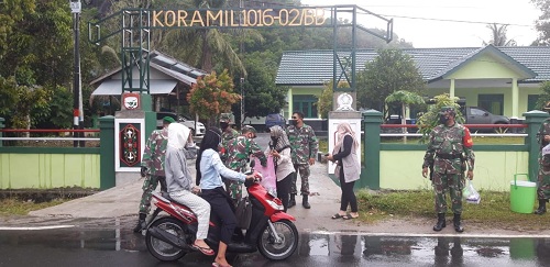 PEDULI SESAMA : Koramil 1016/02 Bukit Batu membagikan takjil kepada pengendara sepeda motor atau sopir angkutan umum