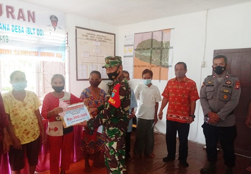 Babinsa Koramil 1016-04/Tumbang Talaken, Kodim 1016/Plk Serda Sumarso menyerahkan BLT DD