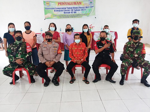 Babinsa Koramil Tewah Pastikan Penyaluran BLT-DD Tertib Prokes