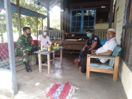 Babinsa Kelurahan Pager Serda Harinto bersama Lurah Pager Zainuddin