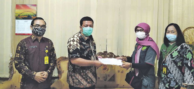 SALINAN PUTUSAN: Asisten Perdata dan Tata Usaha Negara Ro-nald H Bakasa bersama tim JPN Kejati Kalteng mene-rima relaas dari MA yang diserahkan oleh Panitera PN Palangka Raya, Jumat (21/5).