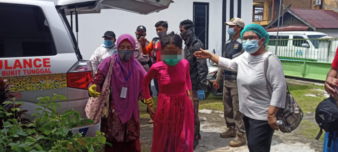 FI (19) saat di antarkan tim kelurahan menuju Rumah Singgah usai berhasil di evakuasi, beberapa waktu lalu.