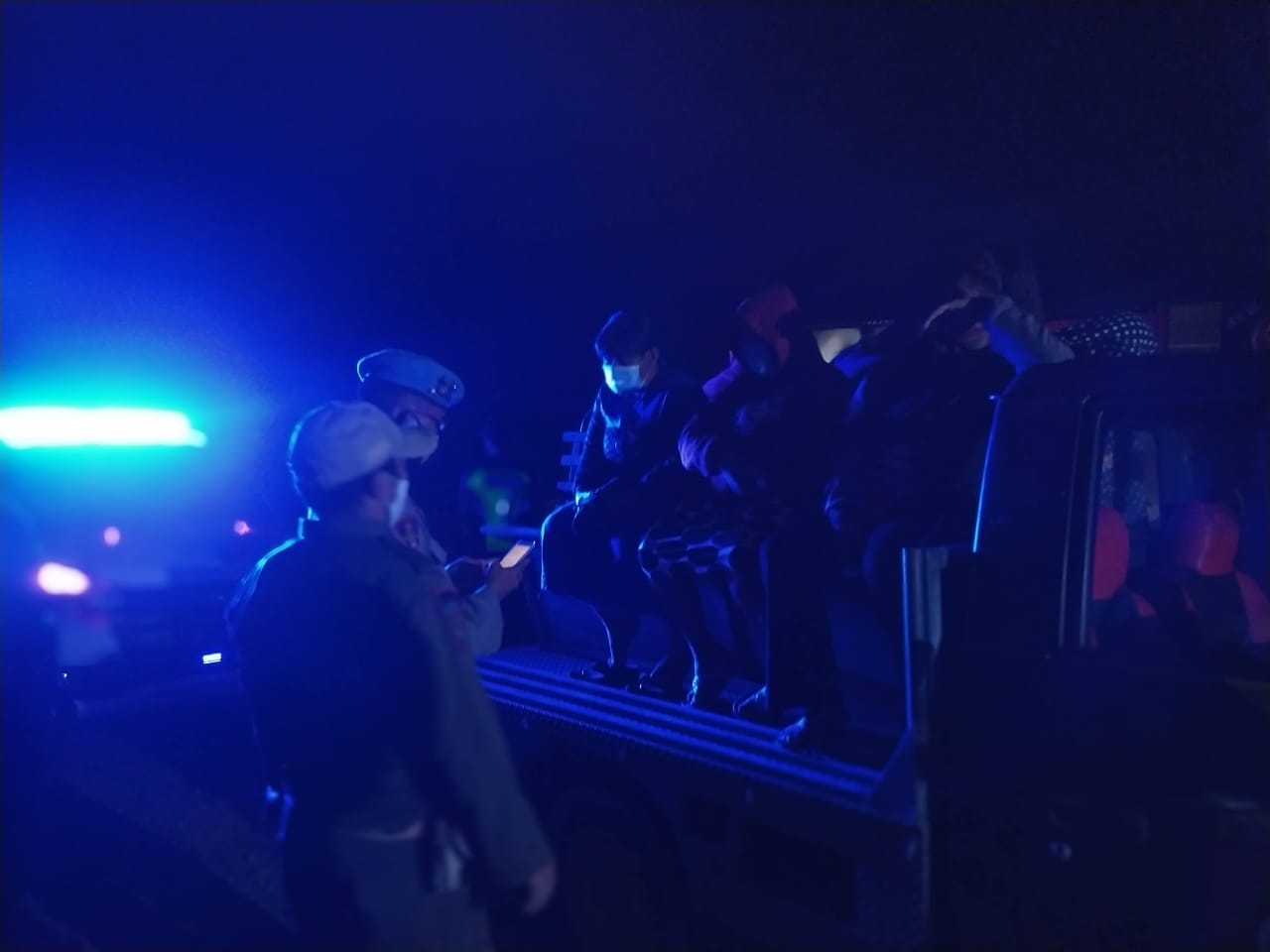 DIAMANKAN : Sejumlah PSK dibawa ke Kantor Satpol PP Lamandau untuk diminta keterangan, Kamis (27/5) malam.