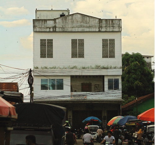 BERDIRI DI TENGAH PERMUKIMAN: Salah satu bangunan yang juga dioptimalkansebagai sarang burung wallet di Palangka Raya.foto:denar/kaltengpos