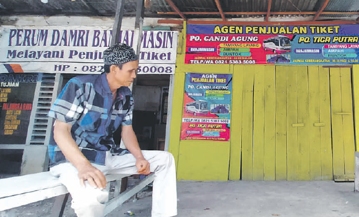 MENUNGGU PENUMPANG: Agen tiket angkutan tujuan Kalteng