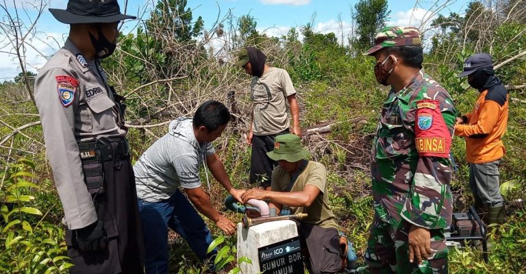 SUMUR BOR: Tim gabungan saat melakukan pengecekan sumur bor, belum lama ini.FOTO:HUMAS