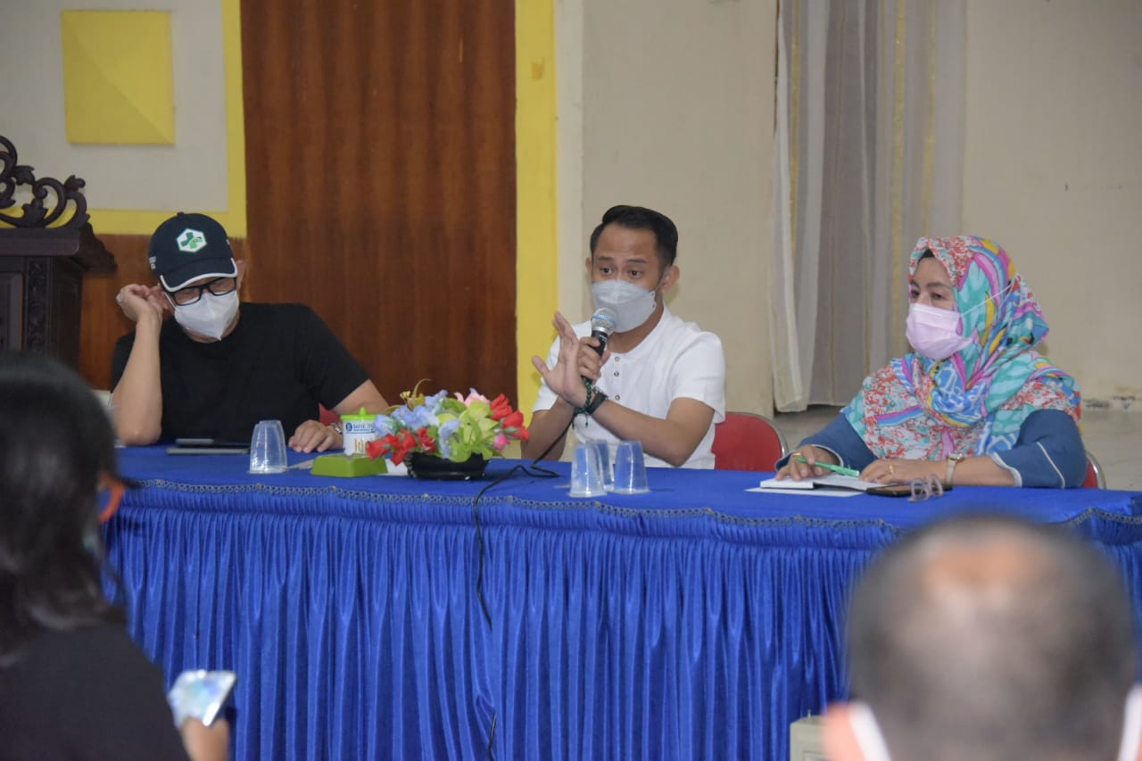 MEMIMPIN: Wali Kota Palangka Raya Fairid Naparin (baju putih) saat memimpin rapat koordinasi pelaksanaan vaksinasi massal bagi masyarakat Kota Palangka Raya, di Aula Kecamatan Pahandut, Senin malam (31/5).FOTO:PROKOM
