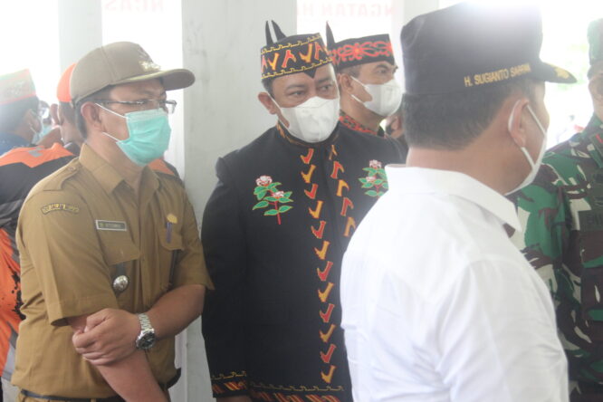 MENINJAU: Camat Jekan Raya Sri Utomo (kiri) turut mendampingi Gubernur Kalteng H Sugianto Sabran (baju putih) dan Wagub H Edy Ptarowo memantau vaksinasi di Pasar Kahayan, Selasa (1/6).PATHUR / KALTENG POS