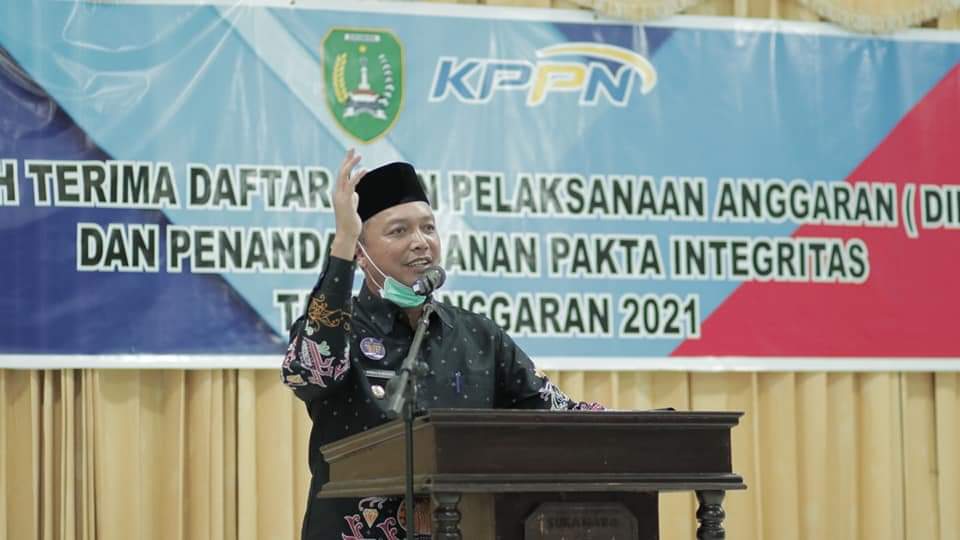 ARAHAN: Bupati Sukamara, H Windu Subagio, di sela-sela kegiatannya saat memberikan sambutan pada kegiatan penyerahan Dipa, di Kabupaten Sukamara, belum lama ini. FOTO:HUMAS