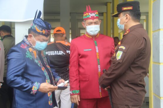 MENINJAU VAKSINASI : Ketua DPRD Provinsi Kalimantan Tengah (Kalteng) Wiyatno, bersama Sekretaris Daerah (Sekda) Kalteng Fahrizal Fitri mendampingi Gubernur dan Wakil Gubernur Kalteng meninjau pelaksanaan vaksinasi di Kota Palangka Raya, Selasa (1/6).FOTO:DPRD KALTENG