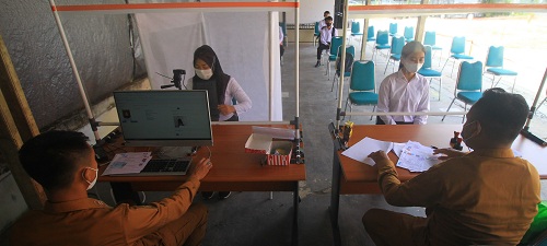 Petugas melakukan pengecekan data peserta tes sekolah kedinasan