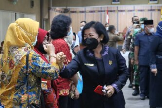 BERI SALAM : Ketua DPRD Kabupaten Kotim Dra.Rinie, kepada sejumlah kepala SOPD usai rapat paripurna belum lama ini.FOTO:BAHRI/ KALTENGPOS