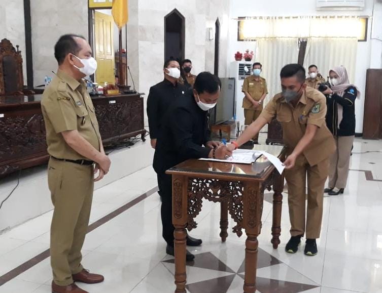 SEPAKAT: Ketua DPRD Kabupaten Kapuas, Ardiansah, menandatangani nota kesepakatan rancangan awal perubahan RPJMD 2018-2023 dan disaksikan disaksikan Bupati Kapuas Ben Brahim S Bahat, dan Wakil Ketua I DPRD Kapuas Yohanes, Selasa (8/6/2021).FOTO:GALIH/KALTENG POS