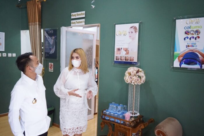 BERKUNJUNG : Wali Kota Palangka Raya Fairid Naparin