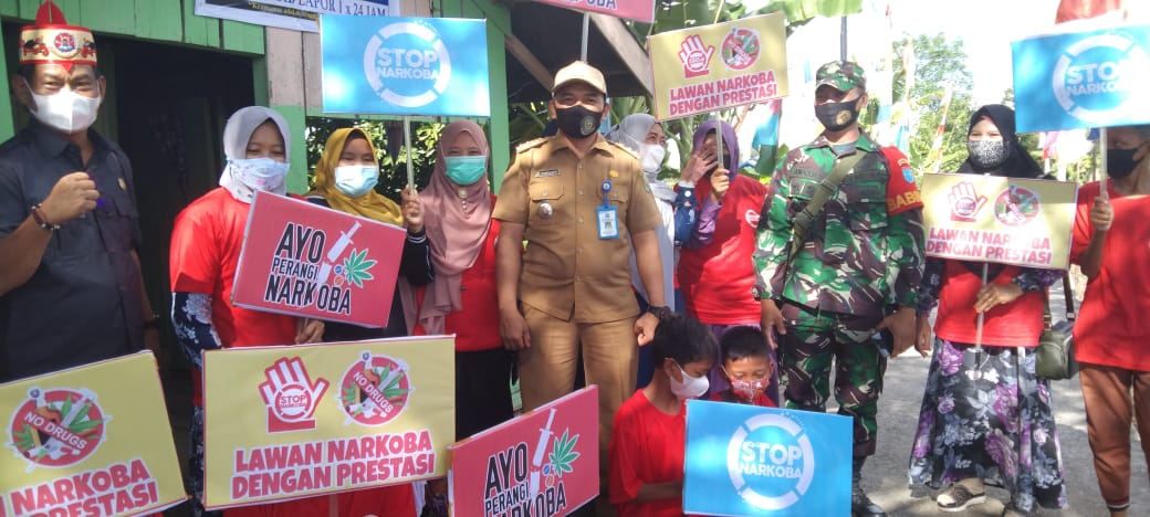 SINERGISME: Anggota DPRD Kabupaten Kapuas, Thosibae Limin (kiri), bersama Lurah Selat Utara Rahmad M Noor, babinsa dan masyarakat saat pencanangan kampung anti narkoba, baru-baru ini./GALIH