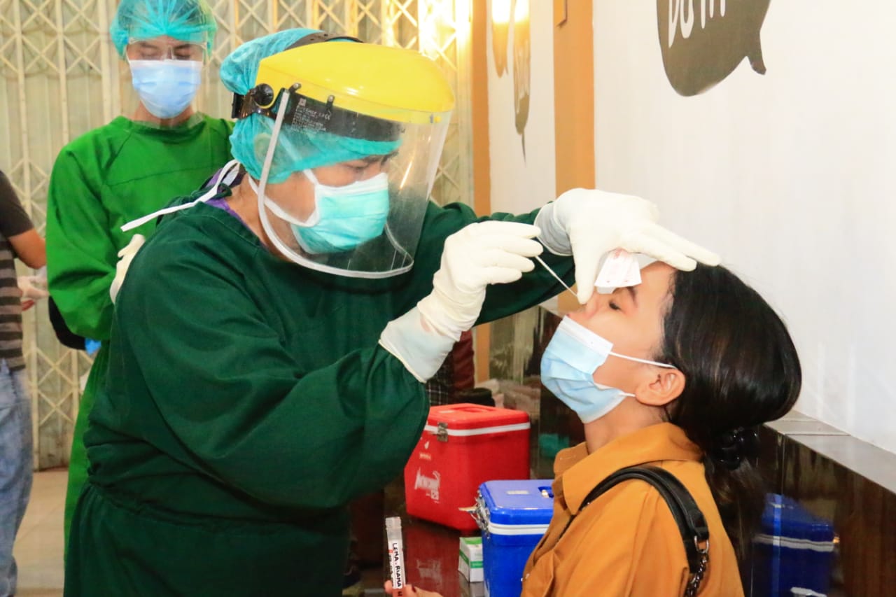 UJI USAP: Tim kesehatan Satgas Covid-19 Kota Palangka Raya saat melakukan uji usapkepada salah satu pengunjung kafe, Sabtu (29/5/2021) lalu.SATGAS COVID-19