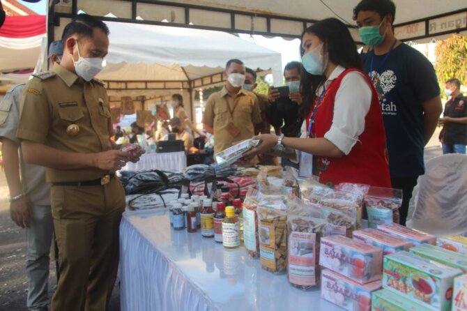 pameran produk kreatif UMKM lokal di halaman Gedung Pertemuan Umum (GPU) Palampang Tarung Senin