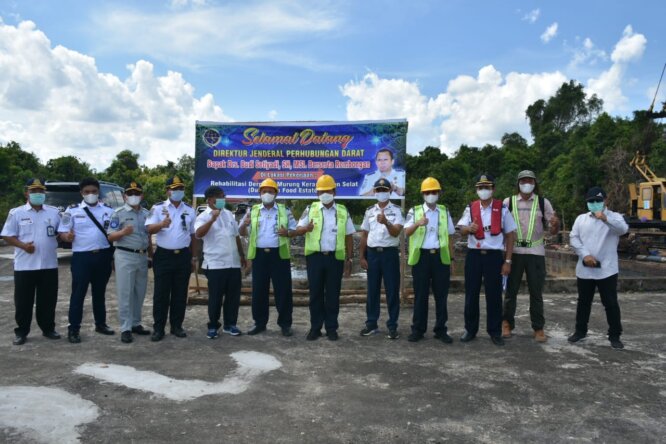 FOTO BERSAMA: Dirjen Perhubungan Darat Kemenhub Budi Setyadi beserta rombongan berfoto bersama dengan Kadishub Vitrianson beserta jajaran seusai meninjau lokasi Pekerjaan Rehabilitasi Dermaga Murung Keramat dan Selat untuk dukung program Food Estate di Kapuas, Rabu (23/6)./HUMAS